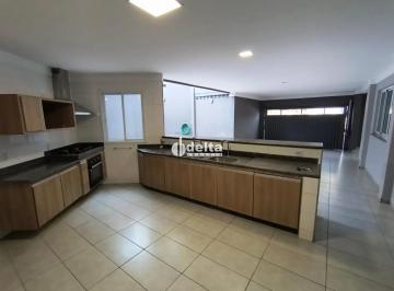 Casa · 240m² · 5 Quartos · 5 Vagas · Casa residencial com 5 quartos sendo 3 suítes disponível para locação no bairro Saraiva em Uberlândi