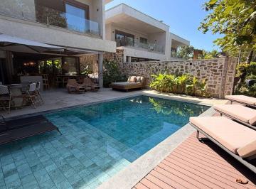 f7127cf9e189dc624ee1fb90988053485a4ef392 · Praia de Camburi | Casa em condomínio pé na areia | 370m² construídos