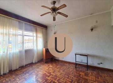 Sala · CASA ASSOBRADADA EM TERRENO DE 250m² 3 DORM., 1 SUÍTE, 3 BANHEIROS, QUINTAL, VARANDA, 5 VAGAS NO JD 