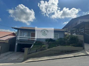 Casa · 220m² · 3 Quartos · 2 Vagas · Residencia com 3 dormitorios, lugar alto, terreno grande e peças amplas