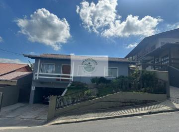 Casa · 220m² · 3 Quartos · 2 Vagas · Residencia com 3 dormitorios, lugar alto, terreno grande e peças amplas