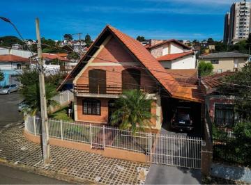Casa · 250m² · 4 Quartos · 4 Vagas · Casa de esquina com edícula completa, 250m² construídos, 4 vagas cobertas, amplo terreno, ótima loca