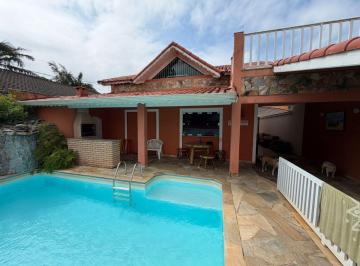 Casa de 8 quartos, Peruíbe · Casa com 8 quartos e piscina em Peruíbe.