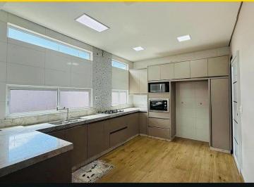 Apartamento de 3 quartos, Foz do Iguaçu · Casa térrea à venda próxima à Av. República Argentina - 157m² de área construída | 350m² de terreno
