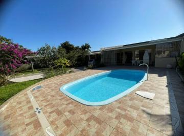 Casa de 3 quartos, Peruíbe · Casa com 3 quartos e piscina em Peruíbe.