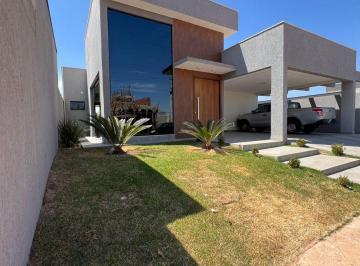 Casa de 3 quartos, Gama · Casa de Alto Padrão em Condomínio Fechado com 3 Suítes e Piscina de Alvenaria