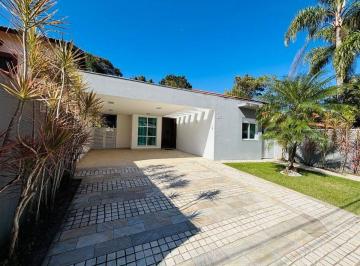 Casa de 3 quartos, Bertioga · Casa Térrea Sofisticada com Piscina e Integração com a Natureza