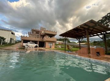 Excelente localização com frente represa, formato de castelo, piscina com borda  · Castelo Frente Represa