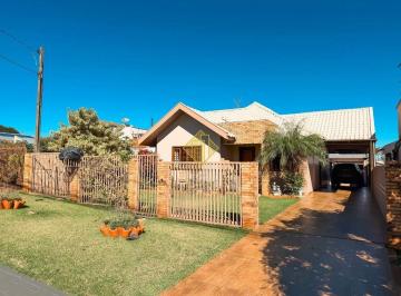 Casa · 185m² · 4 Quartos · 4 Vagas · Casa com suíte, edícula e ampla sobra de terreno no Pancera.