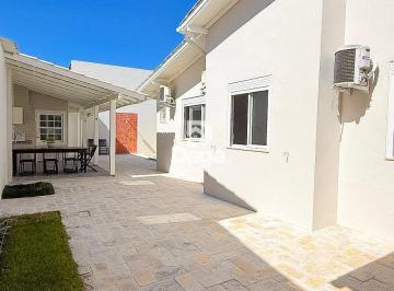 Casa · 3 Quartos · 3 Vagas · Casa Alto Padrão no coração do Itacorubi