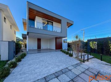 Casa · 404m² · 4 Quartos · 2 Vagas · Casa com 4 suítes mobiliado e decorado a venda em Condomínio Fechado nos Ingleses.