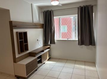 Sala com estante · Apto 2 qtos com suite no Ed. Liberté