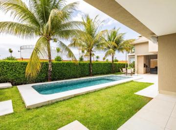 Casa · 320m² · 4 Quartos · 4 Vagas · Casa térrea com 4 suítes, piscina aquecida e projeto integrado à natureza