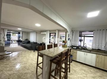 Cozinha e sala · Sobrado 4 quartos com piscina, sauna e área gourmet