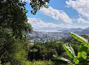 08d31011-b453-4c82-aa5e-cb78350b8b1b-17792130003903.jpg · Terreno amplo à venda no bairro Pantanal, em Florianópolis. Localização estratégica, com excelente p