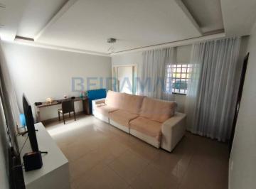Casa · 270m² · 3 Quartos · 4 Vagas · Casa escriturada, 3 quartos (1 suíte), piscina, estrutura para 3 pavimentos – Quadra 4, Sobradinho/D
