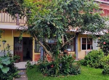 Casa · 234m² · 5 Quartos · Casa próxima ao mar no Sambaqui - Espaço, conforto e versatilidade!