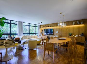 Apartamento · 157m² · 3 Quartos · O taco original não envelheceu. Ganhou argumento.