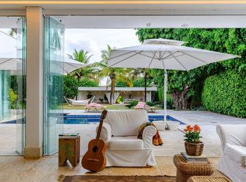 Casa · 931m² · 5 Quartos · 6 Vagas · Entre a água da piscina e o som do violão, o relógio perde importância.