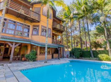 e9fe16df-56b0-4dd1-8a0b-89603db0f81a · Versátil casa em condomínio para venda com 5 quartos, sendo 5 suítes, 852m²