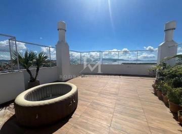 c439b4ff-861c-4c3f-aeae-f7d19f5f4ee6-1779218232964.jpg · COBERTURA DE 200m² NO CENTRO DE PALHOÇA | VISTA PRIVILEGIADA