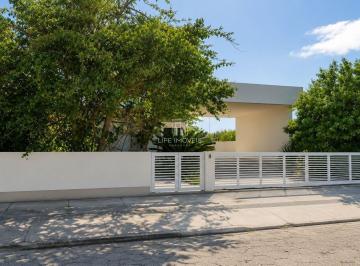 Casa · 183m² · 3 Quartos · 3 Vagas · Casa Térrea com Terreno Arborizado à Venda em Garopaba