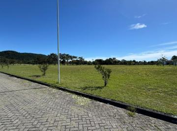 231e5dce1b75a0ce3afed8a8a52d88a7d7f91c70 · Terreno no condomínio costão Golf de frente para área verde.