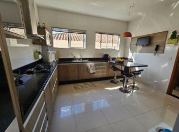 srn7tau2owziogvmytezmthh_md · Casa com 4 suítes, piscina e em condomínio fechado