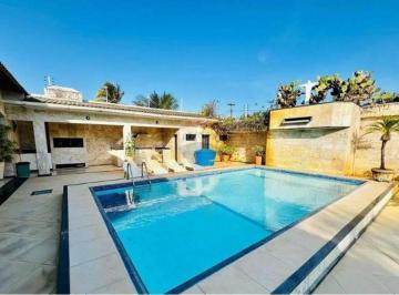 Casa · 250m² · 4 Quartos · 6 Vagas · Mansão no Aruana: 4 quartos (2 suítes), piscina, churrasqueira, academia, sauna. Luxo a poucos passo