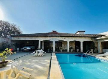 Casa · 250m² · 4 Quartos · 6 Vagas · Mansão no Aruana: 4 quartos (2 suítes), piscina, churrasqueira, academia, sauna. Luxo a poucos passo