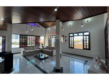 Casa · 360m² · 4 Quartos · REQUINTE E ESPAÇO !