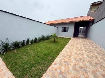 Casa de 3 quartos, Peruíbe · Casa com 3 quartos e espaço para piscina em Peruíbe.