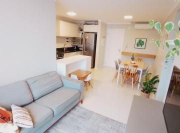 Sala e Cozinha Integrada · APARTAMENTO ACONCHEGANTE E ENSOLARADO EM HOME CLUB - BALNEÁRIO CAMBORIÚ