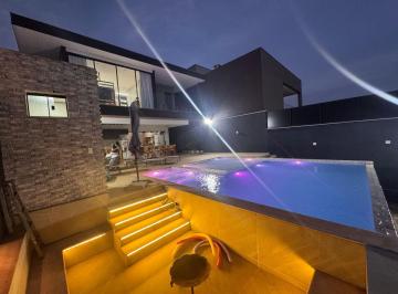 Casa de 4 quartos, Vicente Pires · Vende-se casa de alto padrão localizada na Rua 4C de Vicente Pires. R$ 2.500.000,00