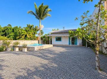 Casa · 80m² · 2 Quartos · 5 Vagas · Casa com 02 dormitórios e Terreno Amplo a 470m da Praia em Itapoá/SC!