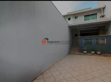Casa · 282m² · 3 Quartos · 4 Vagas · Sobrado em Osvaldo Cruz