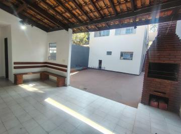 Casa · 92m² · 3 Quartos · 2 Vagas · Casa com quintal grande e churrasqueira, 3 quartos e uma suíte , com 2 vagas.