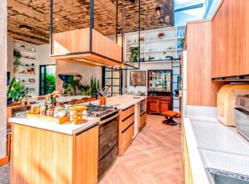 Casa · 238m² · 4 Quartos · 2 Vagas · ENCANTADORA CASA COM ARQUITETURA CONTEMPORÂNEA