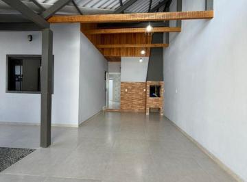 Casa · 124m² · 2 Quartos · 4 Vagas · Casa com 1 suíte + 2 dormitórios á 650 metros do mar em Armação - Penha - SC