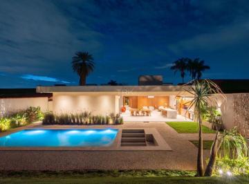 Casa · 500m² · 4 Quartos · 6 Vagas · Entre o spa aquecido, o fire place e o gourmet, o fim de semana perde a necessidade de reservas.