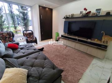 Casa · 336m² · 3 Quartos · 3 Vagas · Casa em condomínio com 3 suítes disponível para locação no bairro Novo Mundo em Uberlândia-MG