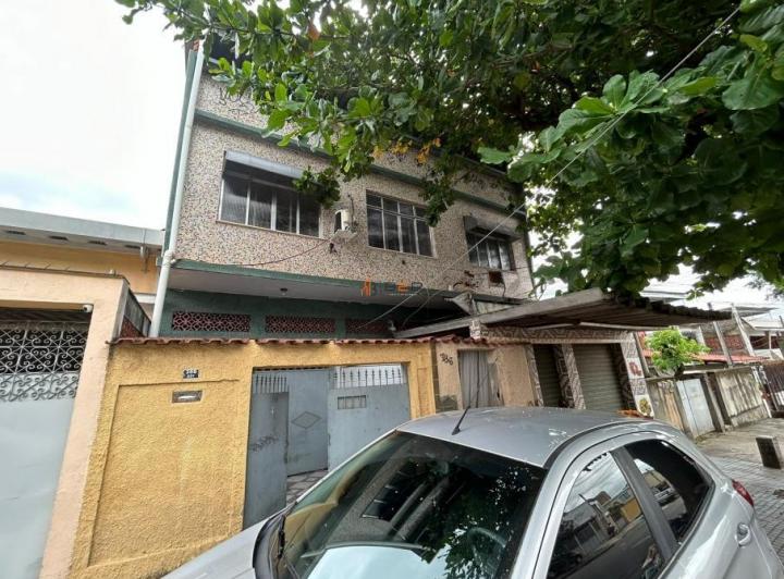 Foto do imóvel - Alugo excelente Casa Triplex com 128m² em Rocha Miranda! O imóvel conta com uma ampla sala com.