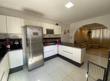 2aa027a0e5c7f7bd4e067246e72847d1c8fc6e1d · Casa em condomínio com 2 suítes, vaga fechada e porteira fechada – Santos/SP