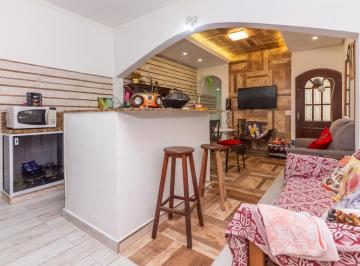 9012070c-a605-4c62-9545-3113b24e01cc · Agradável sobrado para venda em Vila Zat com 5 quartos, sendo 2 suítes, 200m²