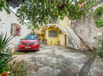 edb1d59a-9aba-446c-9e2c-a5f5669a5c0f · Atraente sobrado para venda em Vila Zat com 5 quartos, sendo 2 suítes, 200m²