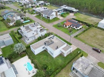 Casa · 206m² · 4 Quartos · 2 Vagas · Casa térrea 4 suítes, semi mobiliada no condomínio fechado Lagoa do Passo em Atlântida Sul