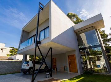 Casa · 248m² · 3 Quartos · 4 Vagas · Linda casa de 3 quartos, com estilo moderno, com bosque privativo, ao lado do Parque Tangua