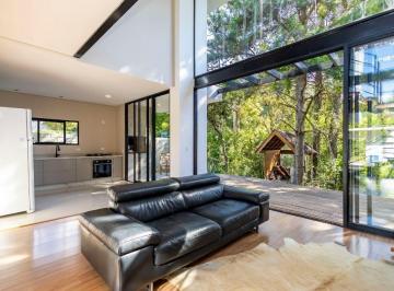 Casa · 248m² · 3 Quartos · 4 Vagas · Linda casa de 3 quartos, com estilo moderno, com bosque privativo, ao lado do Parque Tangua