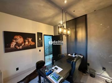 Comercial · 600m² · 2 Vagas · Galpão disponível para locação no bairro Alto Umuarama em Uberlândia-MG