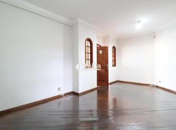 Casa · 270m² · 3 Quartos · 2 Vagas · Casa residencial com 3 quartos sendo 1 suíte disponível para locação no bairro Santa Mônica em Uberl